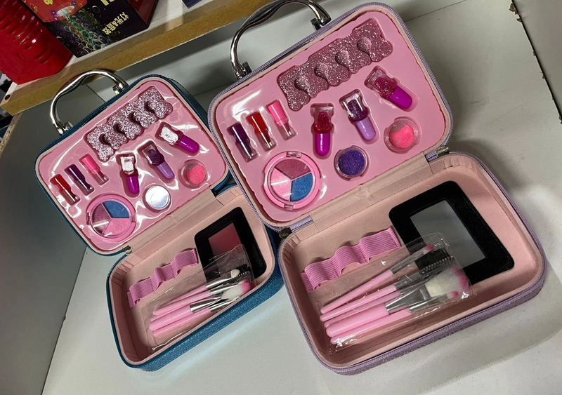 MALETIN DE MAQUILLAJE LABUBU CON BROCHAS Y ES