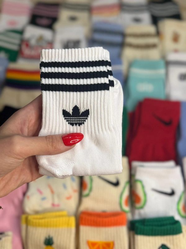 Medias modelo Adidas clasicas líneas negras 