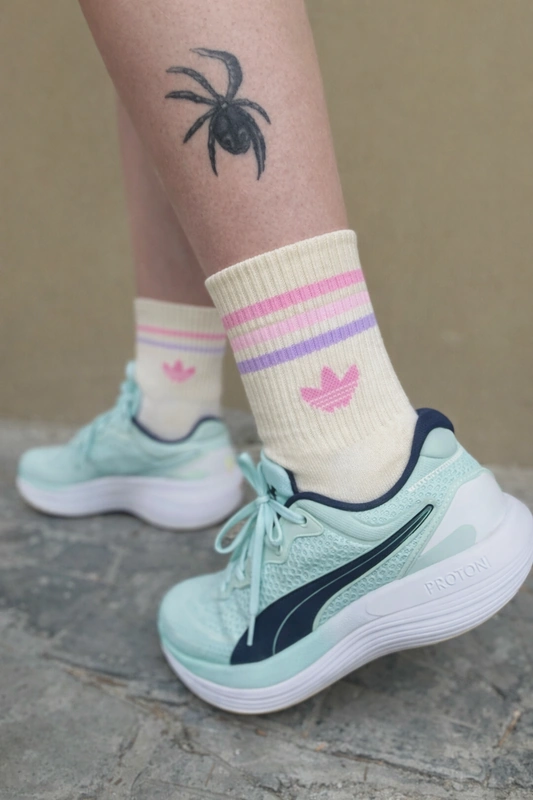 Medias modelo Adidas clasicas líneas rosas