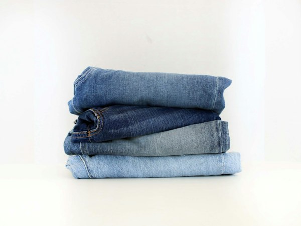 Jeans azules doblados y apilados