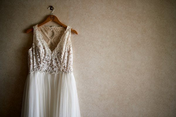 Vestido blanco de encaje colgado en una percha