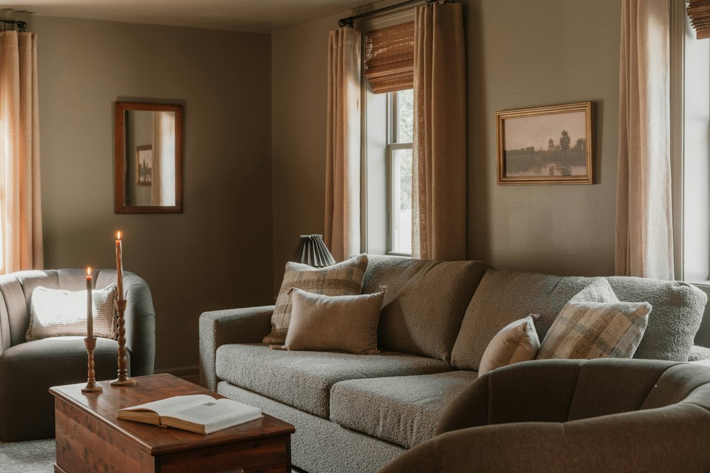 Living cálido con sillón, almohadones y lámparas encendidas