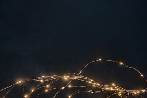 Guirnalda de luces cálidas encendida