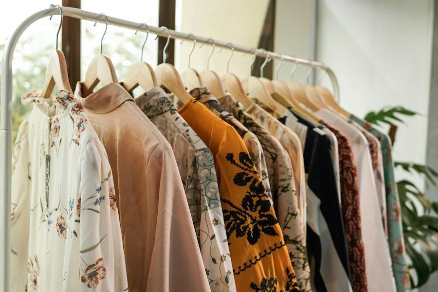 Blusas estampadas colgadas en un perchero de la tienda