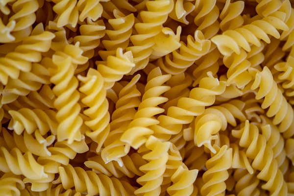 Fideos secos tipo tirabuzón en primer plano