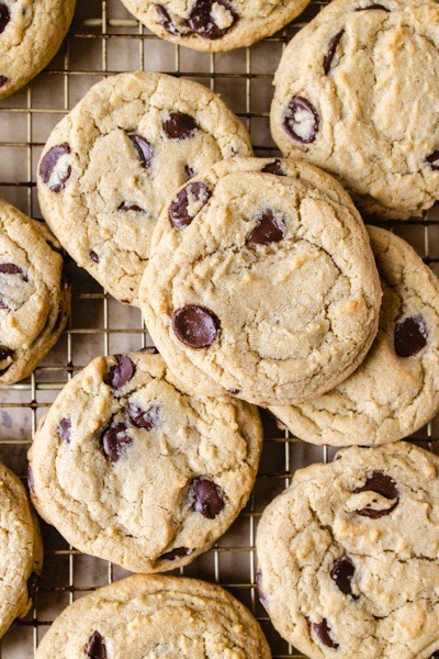Galletitas con chips de chocolate sobre una rejilla