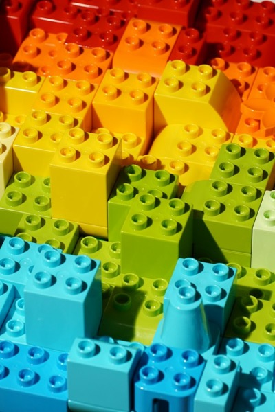Bloques de construcción grandes de colores encastrados