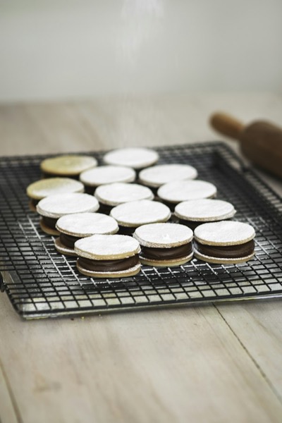 Alfajores con cobertura blanca sobre una rejilla