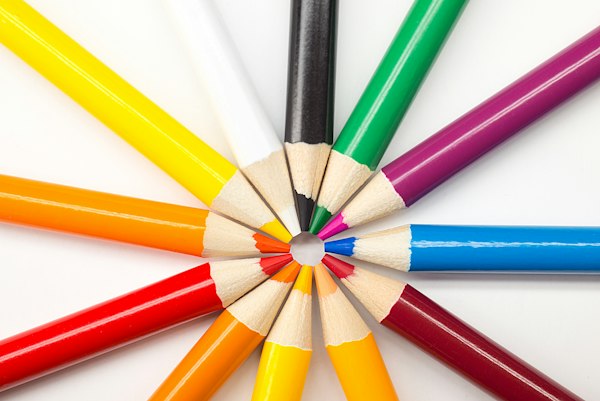 Lápices de colores dispuestos en círculo con las puntas hacia el centro