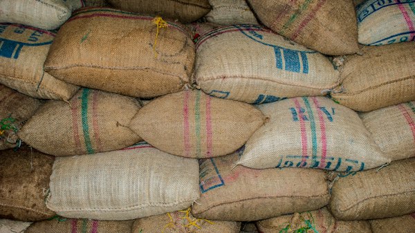 Bolsas de arpillera apiladas en un depósito