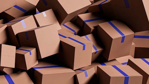 Cajas de cartón cerradas con cinta azul, apiladas