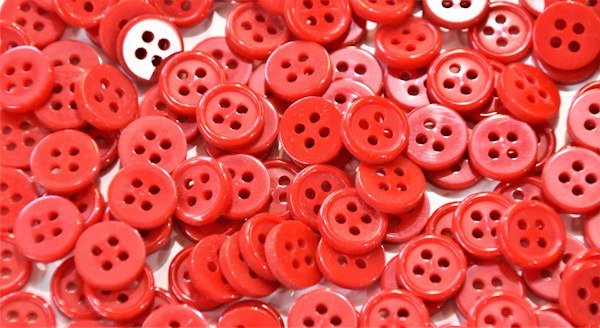 Botones rojos de cuatro agujeros amontonados