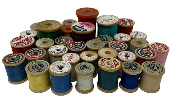 Carreteles de hilo de coser de colores