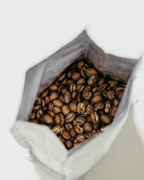 Bolsa abierta con café en grano tostado