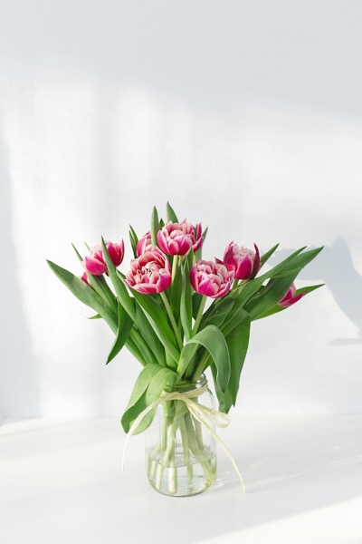 Tulipanes rosados en un florero de vidrio