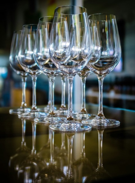 Copas de vino de cristal sobre una barra oscura