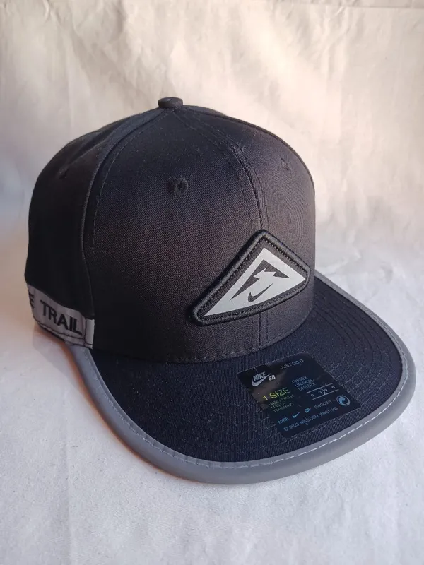 Visera nike trail (regulable)