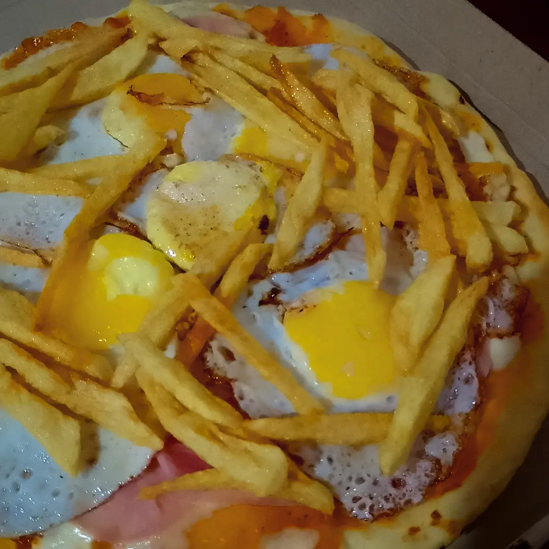 Pizza con huevo a la plancha papas fritas 